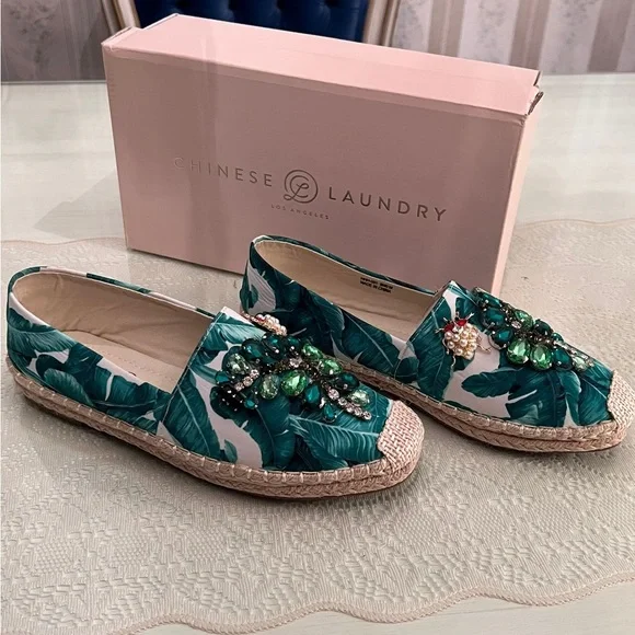 Beautiful green espadrilles. - Picture 2 of 4